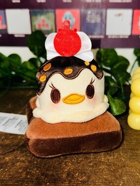 Disney Munchlings Baked Treats Remix Daisy Duck Brownie Sundae Plush